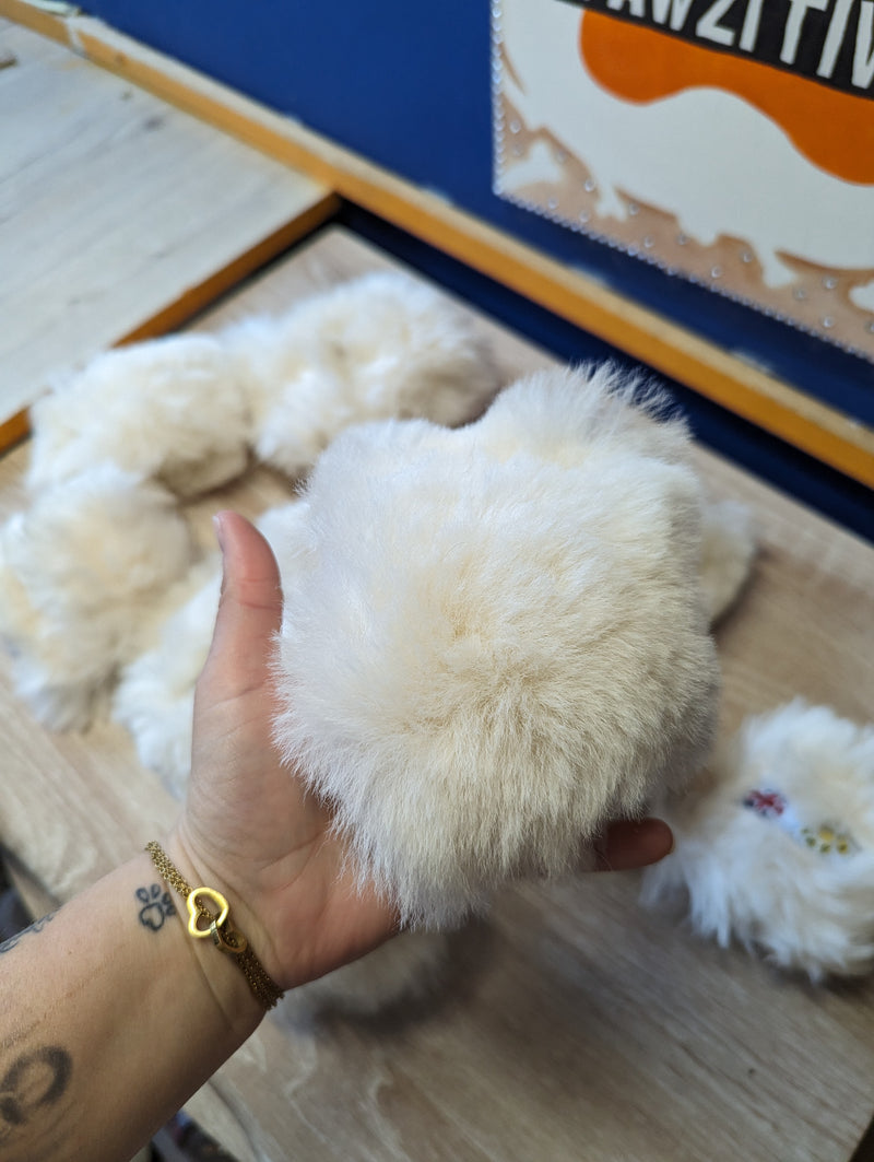 Jouet moelleux chiot en mouton ou lapin